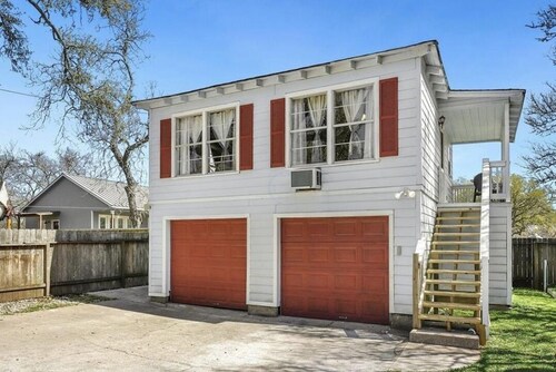 Comfy and Private "Oak Apartment" Close to UTMB, and Galveston Beaches Near I-45