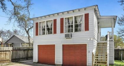 Comfy and Private "Oak Apartment" Close to UTMB, and Galveston Beaches Near I-45