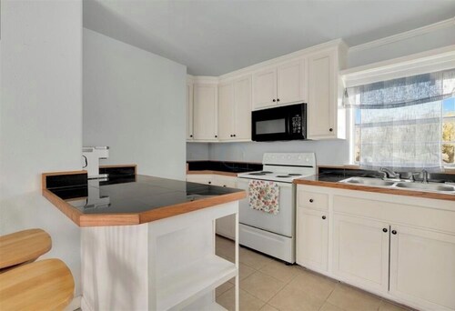 Comfy and Private "Oak Apartment" Close to UTMB, and Galveston Beaches Near I-45