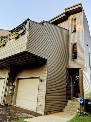 Exterior - Lake Channel 'Brewhaus' Townhouse: 2 bedrooms with 6 levels on Lake Winnebago (Oshkosh)