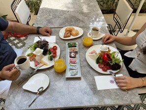 Bao gồm bữa sáng buffet hàng ngày