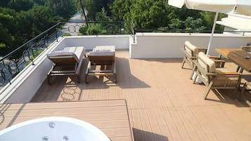 Panoramic Penthouse, Hot Tub, Park View | 1 bedroom, Egyptian cotton sheets, premium bedding, minibar