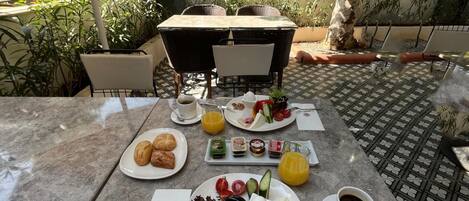 Daily continental breakfast (EUR 15 per person)