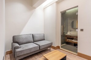 Phòng Suite phong cách cổ điển | Bộ trải giường bằng vải cotton Ai Cập, bộ đồ giường cao cấp, minibar 