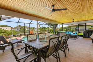 Outdoor dining - Cozy Retreat, pool, fresh water canal, bbq grill , fire pit, electric bikes. (Cape Coral)