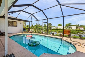 Pool - Cozy Retreat, pool, fresh water canal, bbq grill , fire pit, electric bikes. (Cape Coral)