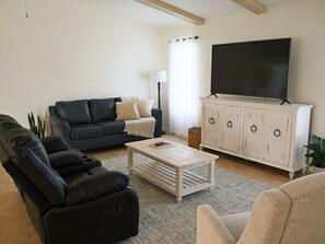 Living area - Cozy Retreat, pool, fresh water canal, bbq grill , fire pit, electric bikes. (Cape Coral)