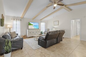 Living area - Cozy Retreat, pool, fresh water canal, bbq grill , fire pit, electric bikes. (Cape Coral)