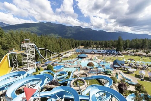 Ravenwood | 3 Bed Cabin with Pool & Hot Tub