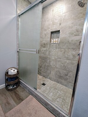 Een douche, een haardroger, handdoeken, zeep