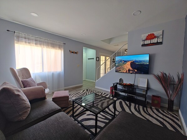 Smart TV - Mountain Base 2Bd Condo - near Tempe & PHX Airport (Phoenix)