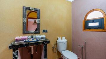 Toalhas de banho, sabonete, papel higiênico