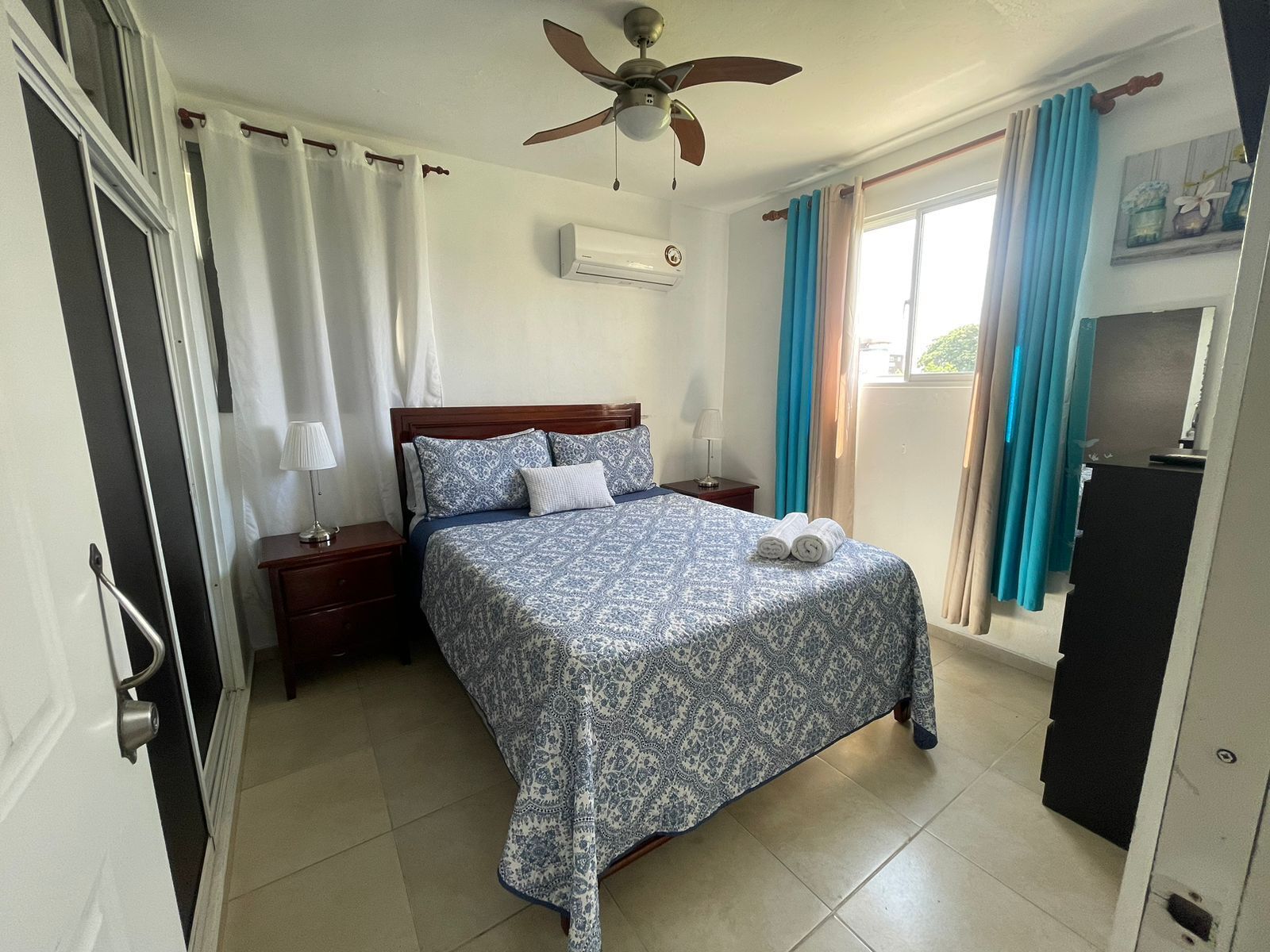 3 quartos, escrivaninha, ferros/tábuas de passar roupa