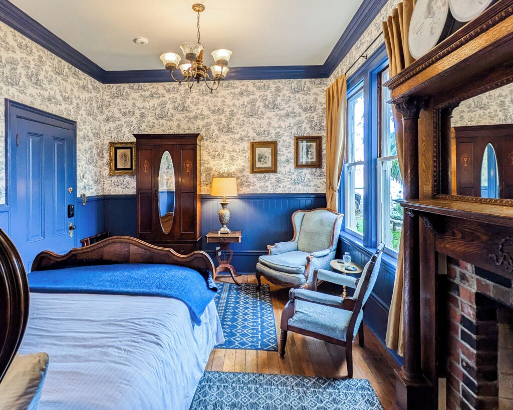 Classic Room, 1 Queen Bed, Garden View (Not Pet Friendly) | Individually furnished, free WiFi, bed sheets