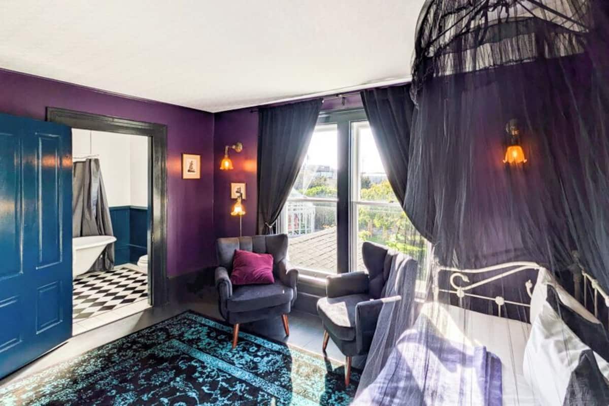 Kamer, meerdere bedden, bad, uitzicht op tuin | 1 slaapkamer, individueel gemeubileerd, gratis wifi, beddengoed