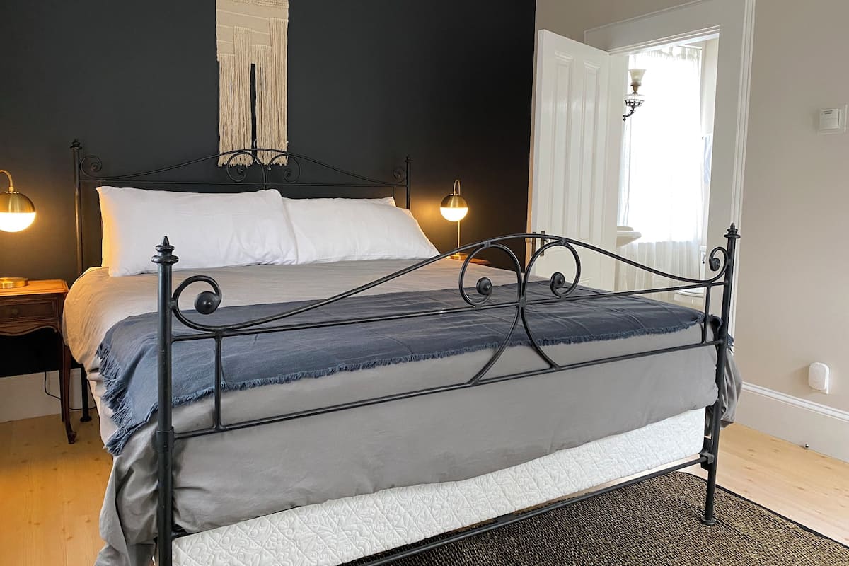 Romantische kamer, 1 kingsize bed, uitzicht op tuin | 1 slaapkamer, individueel gemeubileerd, gratis wifi, beddengoed
