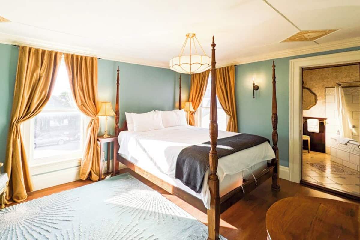 Honeymoon kamer, 1 kingsize bed, bubbelbad, gedeeltelijk uitzicht op oceaan | 1 slaapkamer, individueel gemeubileerd, gratis wifi, beddengoed