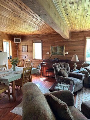Books - Cedar Cabin Cozy 2-Bedroom next to Glacier Park (East Glacier Park)