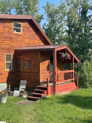 Exterior - Cedar Cabin Cozy 2-Bedroom next to Glacier Park (East Glacier Park)