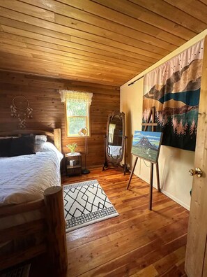 2 bedrooms, WiFi, bed sheets - Cedar Cabin Cozy 2-Bedroom next to Glacier Park (East Glacier Park)