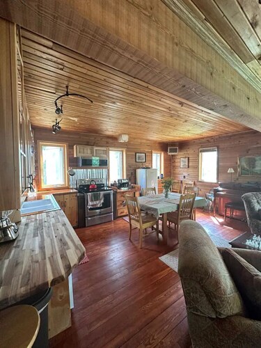 Cedar Cabin Cozy 2-Bedroom next to Glacier Park