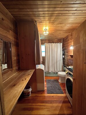 Hair dryer, towels, soap, shampoo - Cedar Cabin Cozy 2-Bedroom next to Glacier Park (East Glacier Park)