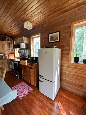 Fridge, microwave, oven, stovetop - Cedar Cabin Cozy 2-Bedroom next to Glacier Park (East Glacier Park)