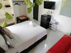 2 bedrooms, free WiFi, bed sheets - acogedora habitación familiar económica ; cozy dubget family room. (San Andrés)