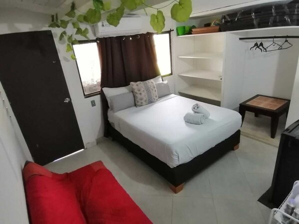 2 bedrooms, free WiFi, bed sheets - acogedora habitación familiar económica ; cozy dubget family room. (San Andrés)