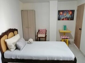 2 bedrooms, free WiFi, bed sheets - acogedora habitación familiar económica ; cozy dubget family room. (San Andrés)