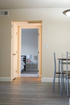 Escritorio, tabla de planchar con plancha, wifi gratis y ropa de cama