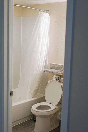 Asciugacapelli, asciugamani, sapone, shampoo