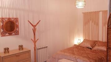 1 bedroom, travel cot, free WiFi, bed sheets