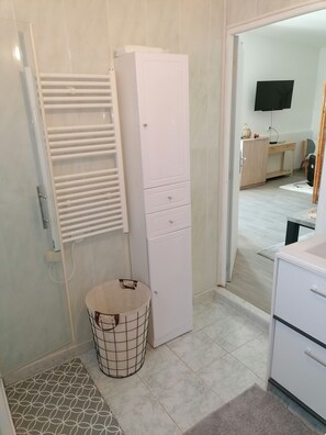 تجهيزات دش، مجففات شعر، مناشف، صابون