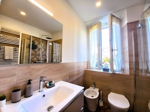 Shower, hair dryer, bidet, towels - Domus Mea, here is the place you are looking for! (Domodossola)