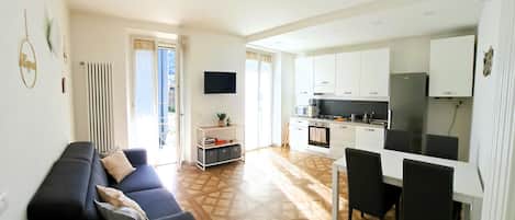 Fernseher, Bücher, Stereoanlage