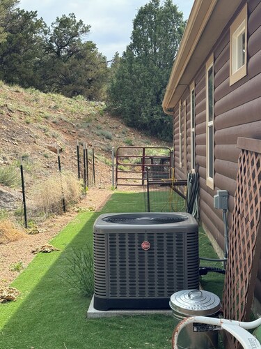 Cozy private retreat in the Wet Mountains with 5 acres to roam on. Pet Friendly!