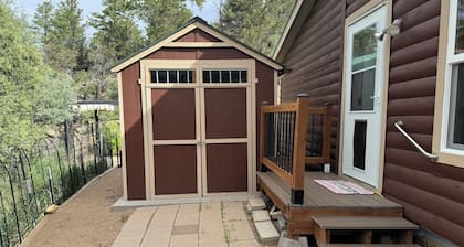 Cozy private retreat in the Wet Mountains with 5 acres to roam on. Pet Friendly!