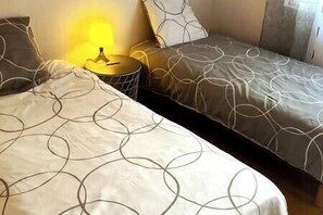 2 bedrooms, iron/ironing board, free WiFi, bed sheets