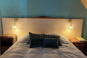 4 bedrooms, iron/ironing board, WiFi, bed sheets