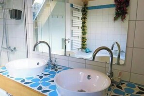 Articles de toilette écologiques, sèche-cheveux, serviettes fournies