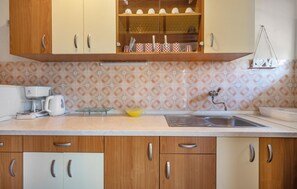 Geladeira, fogão, cooktop, cafeteira/chaleira