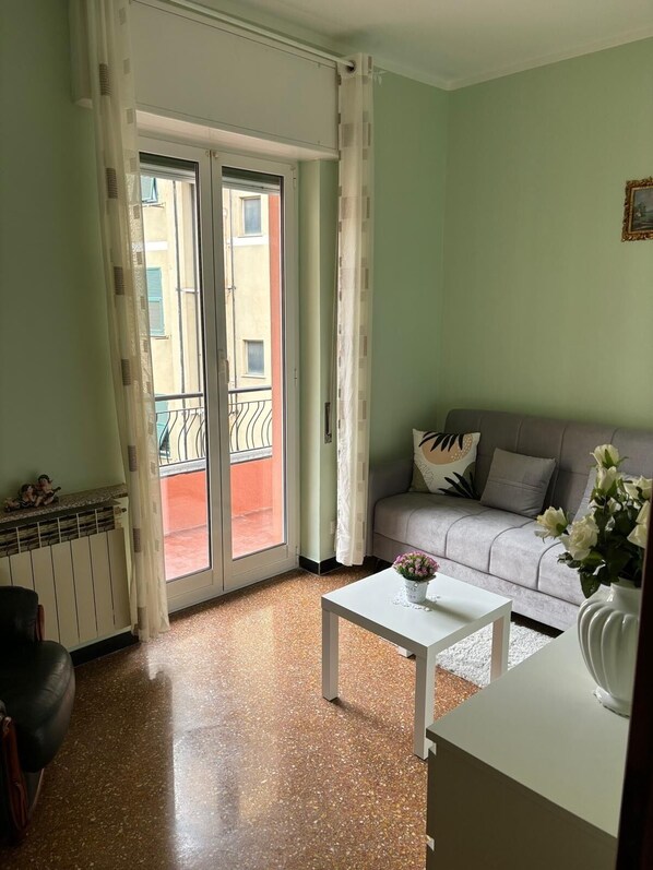 Living area - Lovely apartment with a private parking (Genova)