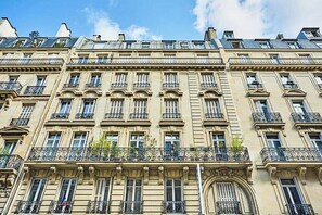 Exterior - Elegant, Warm & Large Apartment_Easy Access to the Champs Elysées (Paris)