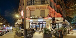 Outdoor dining - Elegant, Warm & Large Apartment_Easy Access to the Champs Elysées (Paris)