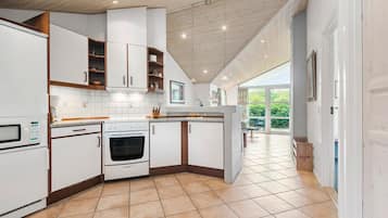 Køleskab, kogeplade, opvaskemaskine, kaffe-/temaskine