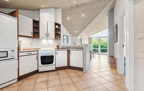 Réfrigérateur, plaque de cuisson, lave-vaisselle, cafetière/bouilloire