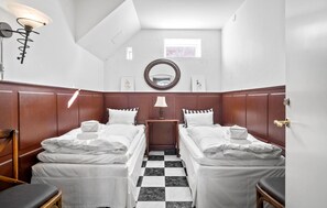 4 bedrooms, travel crib, free WiFi
