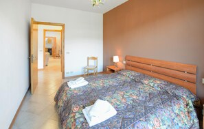 2 bedrooms, travel cot, free WiFi, bed sheets