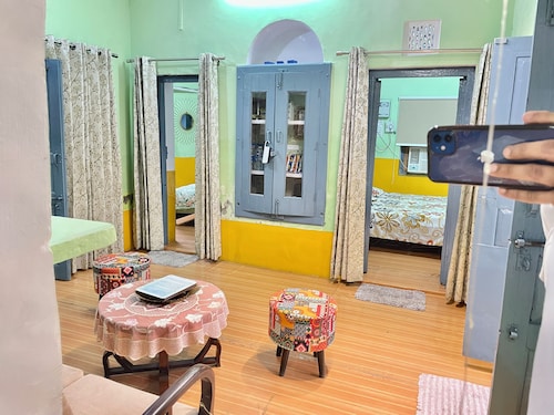 Divine Stay - Facing Krishna Janmabhoomi Temple, Mathura/Vrindavan - Sleeps 2-6